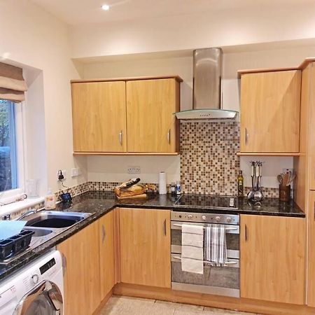 Comfortable 2 Bed Townhouse. Near To Amenities. Apartment Beith Bagian luar foto