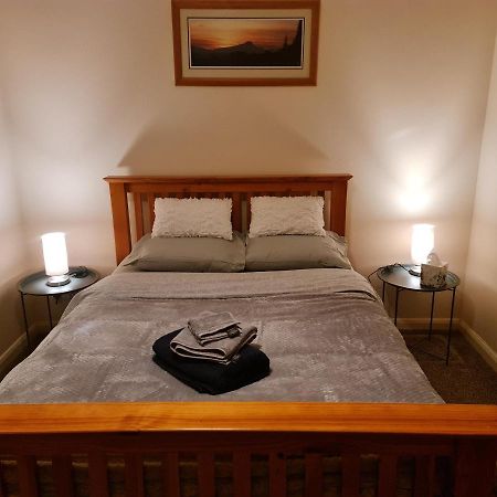 Comfortable 2 Bed Townhouse. Near To Amenities. Apartment Beith Bagian luar foto